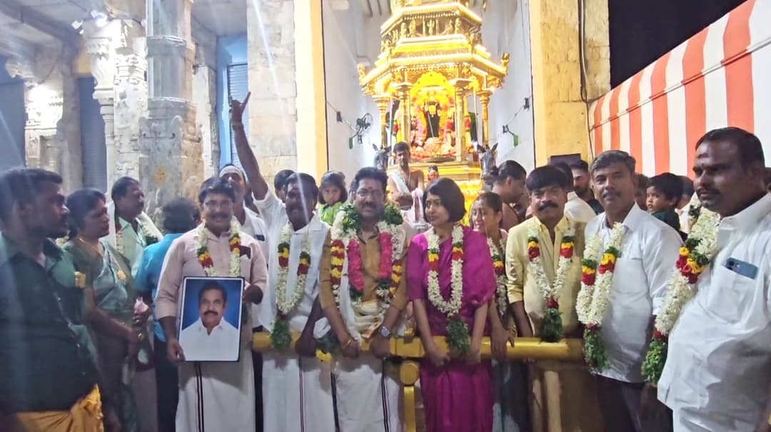 இபிஎஸ் பிறந்த நாளை முன்னிட்டு காயத்ரி ரகுராம் உள்ளிட்ட அதிமுகவினர் தங்கத்தேர் இழுத்தனர்..!