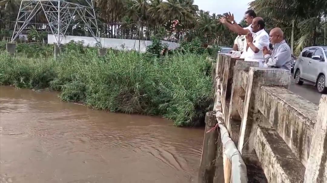 நொய்யல் ஆற்று நீரை  மலர்  தூவி வரவேற்ற முன்னாள் அமைச்சர் எஸ்.பி.வேலுமணி..!