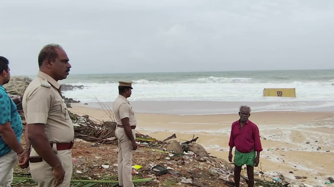 கேரளாவில் நடுக்கடலில் மூழ்கிய ரசாயண கண்டெய்னர்கள் கன்னியாகுமரியில் கரை ஒதுங்கியதால் கிராம மக்கள் அச்சம்