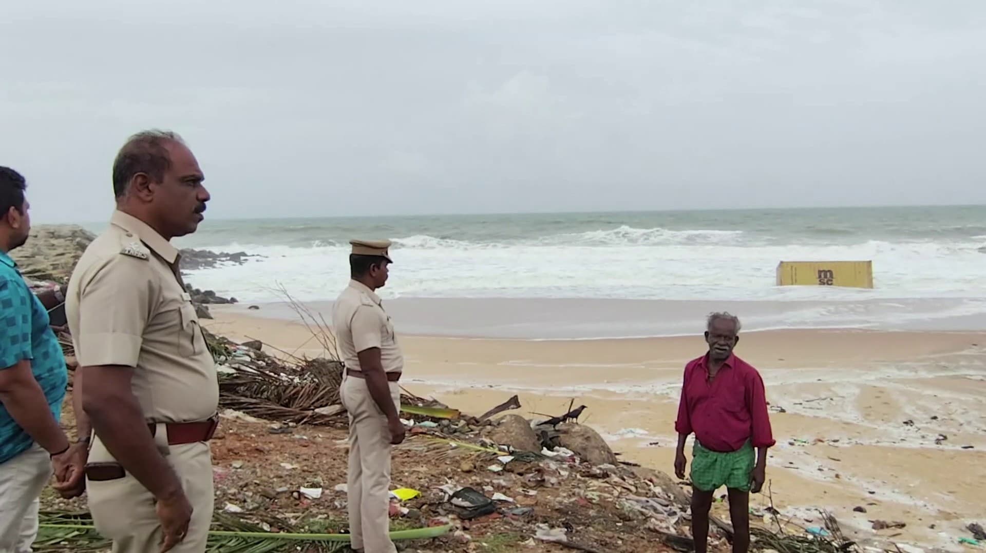 கேரளாவில் நடுக்கடலில் மூழ்கிய ரசாயண கண்டெய்னர்கள் கன்னியாகுமரியில் கரை ஒதுங்கியதால் கிராம மக்கள் அச்சம்