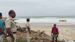 கேரளாவில் நடுக்கடலில் மூழ்கிய ரசாயண கண்டெய்னர்கள் கன்னியாகுமரியில் கரை ஒதுங்கியதால் கிராம மக்கள் அச்சம்