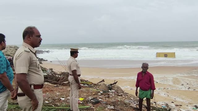 கேரளாவில் நடுக்கடலில் மூழ்கிய ரசாயண கண்டெய்னர்கள் கன்னியாகுமரியில் கரை ஒதுங்கியதால் கிராம மக்கள் அச்சம்