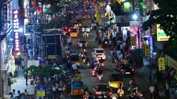போலீசார் தாக்கி, செல்போனை தண்ணீரில் தட்டிவிட்டதாக இளைஞர் குமுறல்