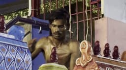 மது போதையில் கோயில் கோபுரத்தின் மீது ஏறி  ரகளையில் ஈடுபட்ட  வடமாநில இளைஞர் கைது