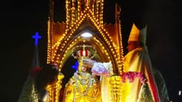 நாகை வேளாங்கண்ணி மாதாவுக்கு தங்க கிரீடத்தால் முடிசூட்டு விழா
