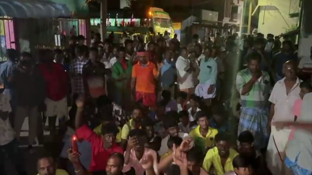 சேலத்தில் ஜல்லிக்கட்டு போட்டிக்கு அனுமதி வழங்க காவல்துறை மறுப்பு.. கிராம மக்கள் விடிய விடிய போராட்டம்