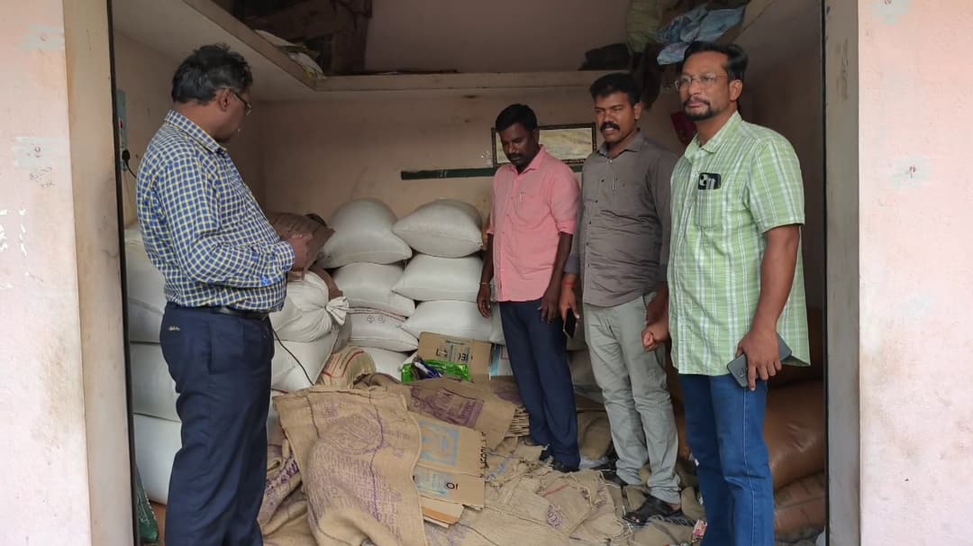 மளிகைக் கடை குடோனில் 5 டன் அரிசி மற்றும் ரேஷன் பொருள்கள் பதுக்கல்