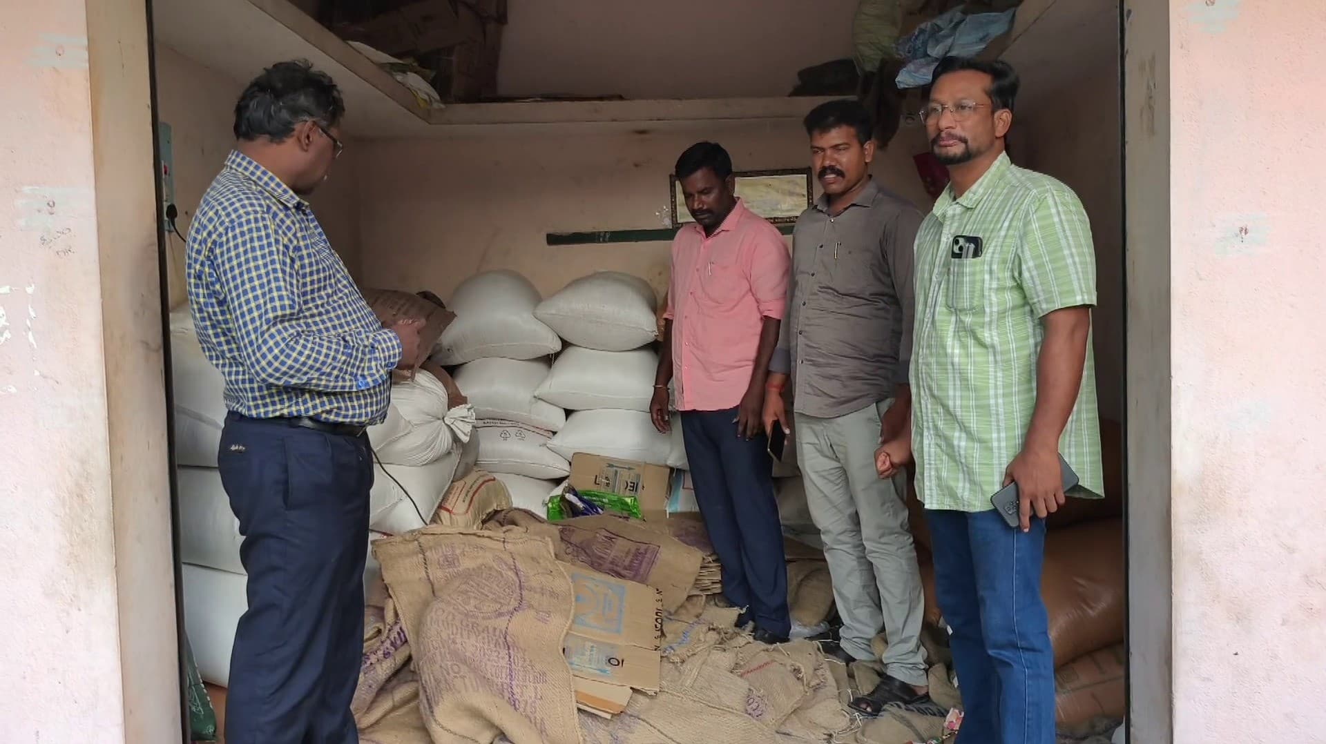 மளிகைக் கடை குடோனில் 5 டன் அரிசி மற்றும் ரேஷன் பொருள்கள் பதுக்கல்
