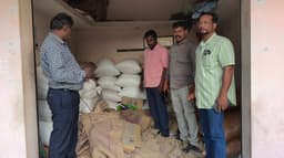 மளிகைக் கடை குடோனில் 5 டன் அரிசி மற்றும் ரேஷன் பொருள்கள் பதுக்கல்
