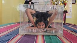 கண்ணாடி பெட்டியில் யோகா செய்து உலக சாதனை படைத்த சிறுமி..!