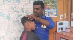 அரசுப் பள்ளி மாணவர்களுக்கு முடி திருத்தம் செய்ய 1.ரூபாய் மட்டுமே கட்டணம்