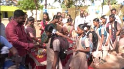 கோடை விடுமுறை முடிந்து தமிழ்நாடு முழுவதும் பள்ளிகள் திறக்கப்பட்டுள்ளன மாணவ மாணவிகளுக்கு உற்சாக வரவேற்பு