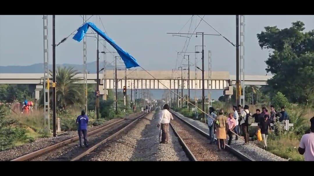 திருவள்ளூர் மாவட்டம் திருத்தணி அருகே மின்சாரக் கம்பி மீது தொங்கிய தார்ப்பாயால் ரயில்கள் தாமதம்