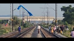 திருவள்ளூர் மாவட்டம் திருத்தணி அருகே மின்சாரக் கம்பி மீது தொங்கிய தார்ப்பாயால் ரயில்கள் தாமதம்