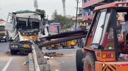 கம்பத்தில் மோதி அப்பளம் போல் நொறுங்கிய டிப்பர் லாரி.. கிரேன் உதவியுடன் அப்புறப்படுத்திய போலீசார்..