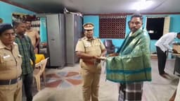 சாலையில் கிடந்த ரூ.50,000- நேர்மையுடன் செயல்பட்ட ஓட்டுநர்..!