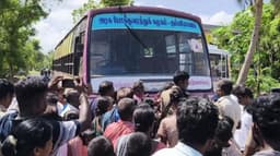 அரசு நடுநிலைப் பள்ளியில் அடிப்படை வசதிகள் இல்லை என புகார்..  பள்ளி மாணவர்கள், பெற்றோர்கள் சாலை மறியல்..