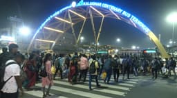கிளாம்பாக்கம் பேருந்து நிலையத்தில் பேருந்துகள் இல்லாததால் பயணிகள் சாலை மறியல்..  சென்னை-திருச்சி நெடுஞ்சாலையில் போக்குவரத்து பாதிப்பு..