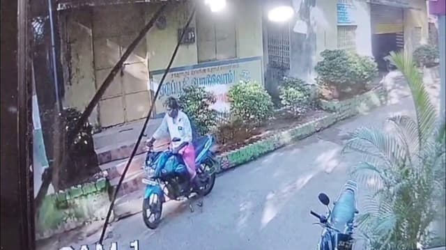 பட்டப்பகலில் பள்ளி முன்பு நிறுத்தப்பட்டிருந்த பைக்  திருட்டு.. போலீசார் வலைவீச்சு..