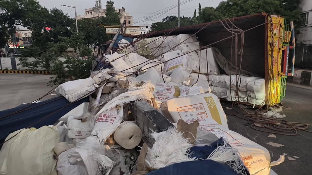 நூல் மூட்டைகளை எடுத்துச் சென்ற லாரி தடுப்புச் சுவர் மீது மோதி விபத்து..