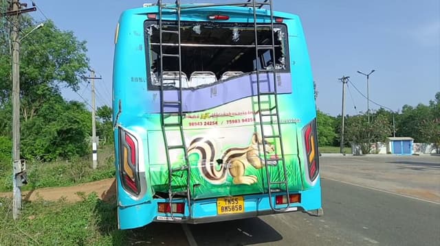 தனியார் பேருந்து மீது லாரி மோதி விபத்து..  2 பள்ளி மாணவர்கள் உட்பட 13 பேர் காயம்..
