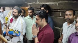 பழனி முருகன் கோயிலில் சூர்யா சுவாமி தரிசனம்.. சூர்யாவுடன் செல்பி எடுத்துக்கொண்ட பக்தர்கள்..