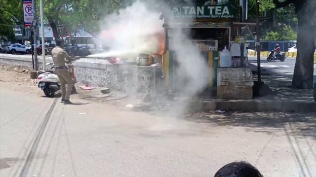 மருத்துவமனை அருகே உள்ள டான்டீ பெட்டிக்கடையில் தீ விபத்து.. தீயை விரைந்து கட்டுபடுத்திய போலீசார்..