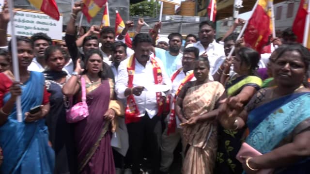 புதிதாக கட்டப்பட்டு வரும் இரும்பு மேம்பாலம்... பணியை விரைந்து முடிக்கக் கோரி த.வெ.க போராட்டம்