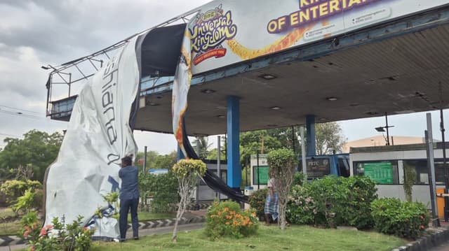 ECR-ல் வீசிய பலத்த காற்றால் சுங்கச்சாவடியில் கிழிந்து தொங்கிய ராட்சத விளம்பர பேனர்