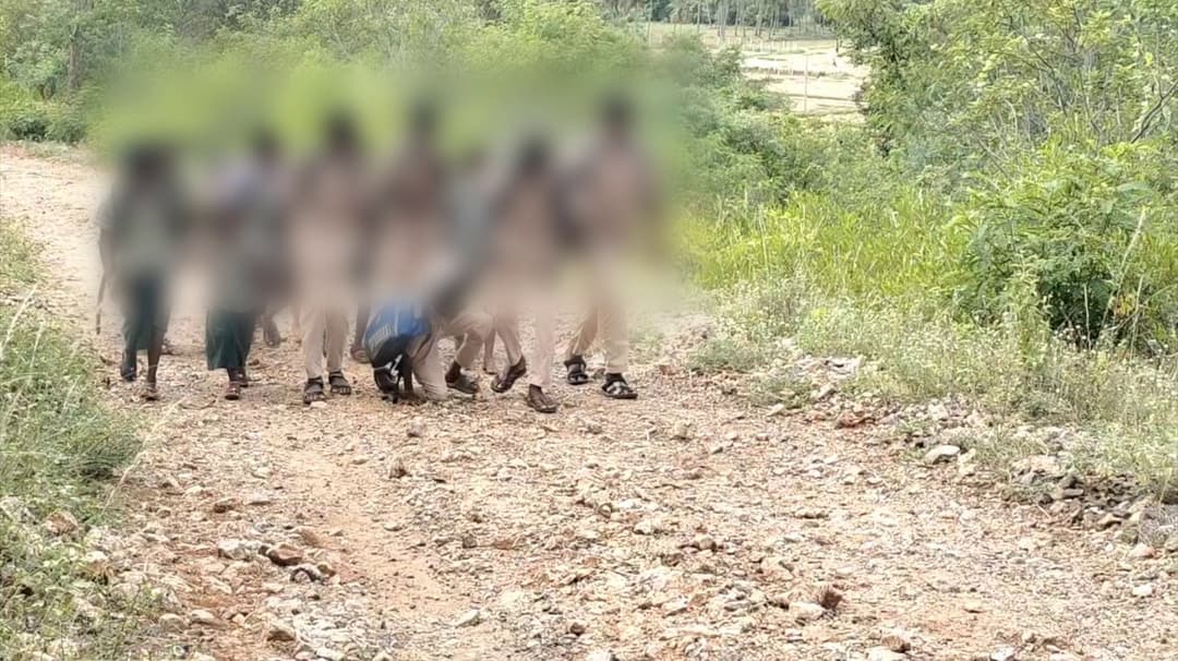 25 வருடங்களாக சீரமைக்கப்படாத தார் சாலை.. கரடு முரடான சலைகளில் பள்ளிக்குச் செல்லும் குழந்தைகள்