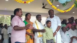 தரமற்ற முறையில் கட்டப்பட்டு இடிந்து விழுந்து நிழற்குடை.. ஒப்பந்ததாரர் செய்த செயல்..!