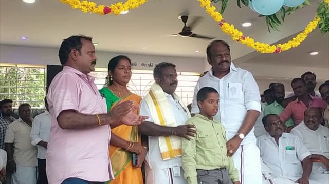 தரமற்ற முறையில் கட்டப்பட்டு இடிந்து விழுந்து நிழற்குடை.. ஒப்பந்ததாரர் செய்த செயல்..!