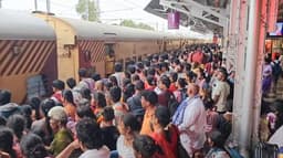 வைகாசி மாத பௌர்ணமி கிரிவலம் முடித்து சொந்த ஊர்களுக்கு திரும்ப ரயில் நிலையம் திரண்ட பக்தர்கள்