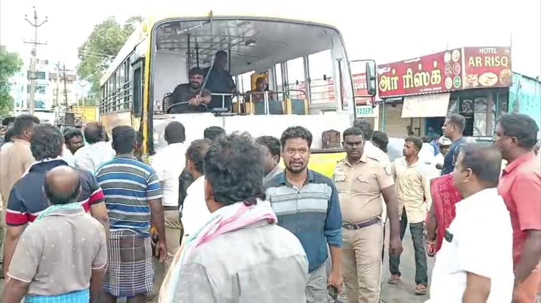 பள்ளி பேருந்து - சரக்கு வாகனம் நேருக்கு நேர் மோதி விபத்து.. 7 மாணவர்கள் காயம்