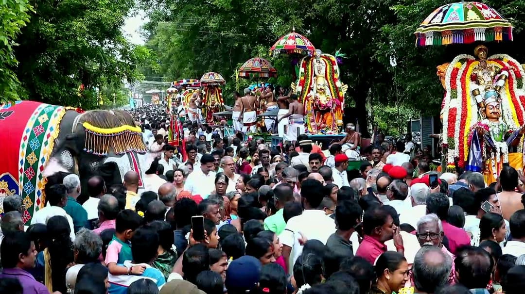 12 பெருமாள் கோவில்களின் உற்சவர்கள் ஒரே இடத்தில் சங்கமித்த கருட சேவை.. எழுந்தருளிய பெருமாளுக்கு தீபாராதனை..