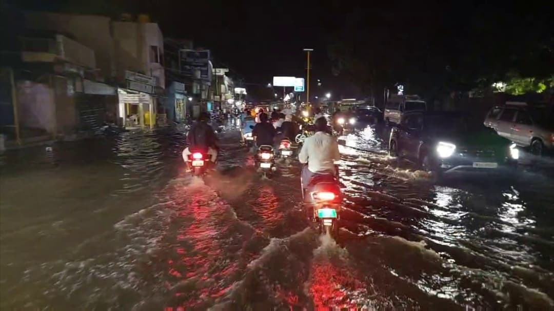 2 மணி நேரத்துக்கும் மேலாக இடி மின்னலுடன் கனமழை.. பொதுமக்கள் அவதி..