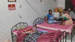 அரசு மருத்துவமனையில் படுக்கையில் அறுந்து விழுந்த மின்விசிறி