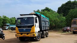 மணல் கடத்திய லாரியை 18 கி.மீ துரத்திய அதிமுக முன்னாள் அமைச்சர்