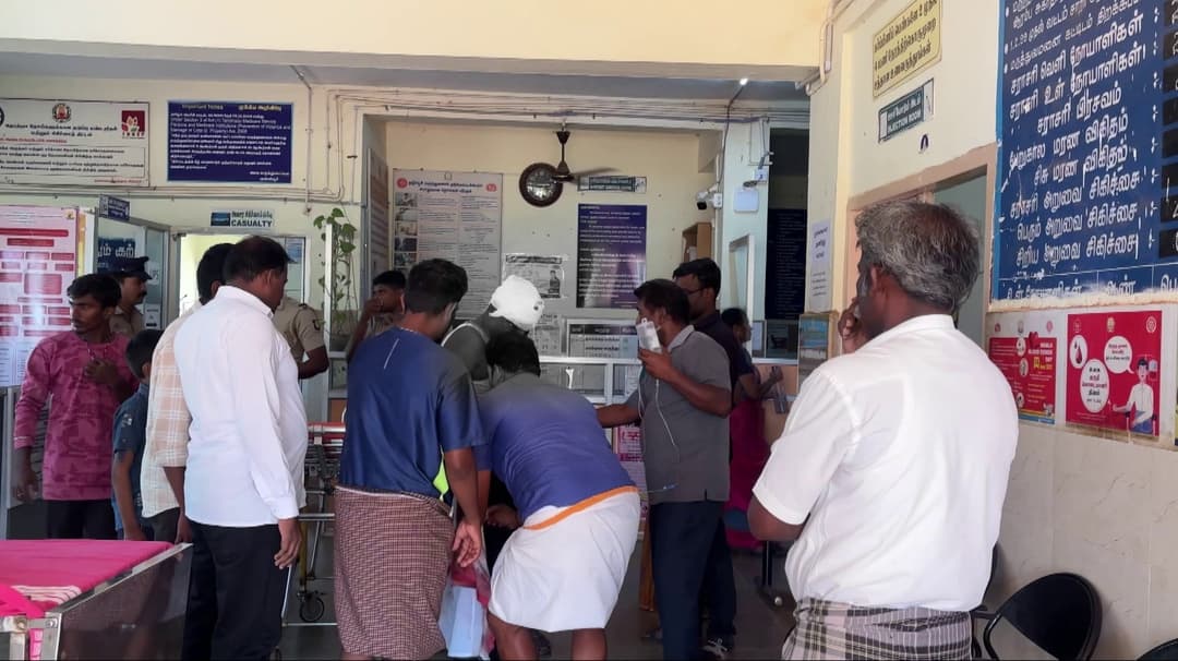 நிலப்பிரச்னை தொடர்பாக உறவினர்களுக்கிடையே மோதல் - 5 பேருக்கு அரிவாள் வெட்டு