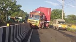 கண்டெய்னர் லாரி செண்டர் மீடியனில் மோதி விபத்து