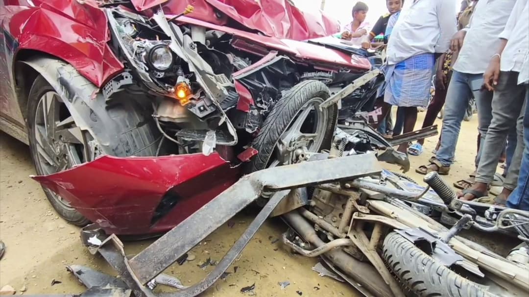 பைக்கில் சாலையை கடக்க முயன்ற இருவர் மீது கார் மோதிய விபத்து