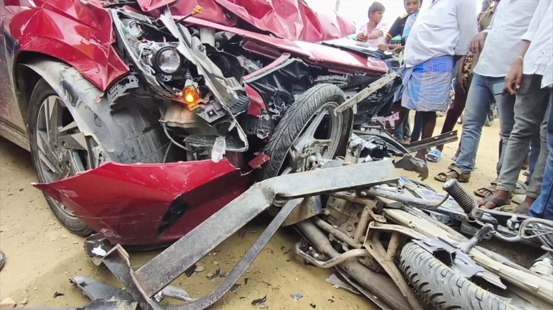 பைக்கில் சாலையை கடக்க முயன்ற இருவர் மீது கார் மோதிய விபத்து