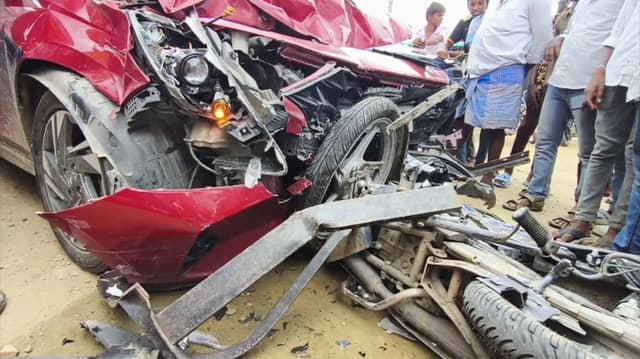 பைக்கில் சாலையை கடக்க முயன்ற இருவர் மீது கார் மோதிய விபத்து