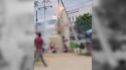 சிலையை தூக்கிச் சென்ற போது மின்கம்பியில் உரசி விபத்து.. 2 பேர் உயிரிழப்பு, 7 பேர் படுகாயம்