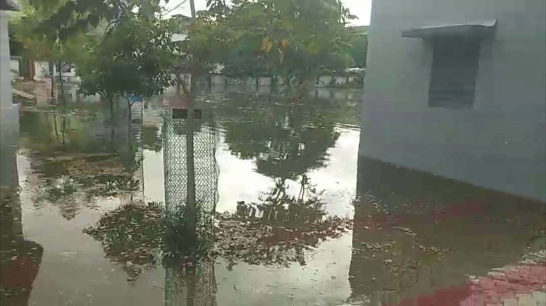 அரசு நடுநிலைப் பள்ளியில் புகுந்த கழிவு நீர்.. தெருவில் அமர வைக்கப்பட்ட மாணவர்கள்..