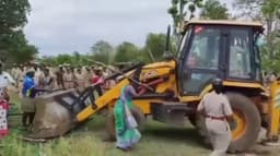 குடிசைகளை அகற்ற எதிர்ப்பு தெரிவித்து மிளகாய் பொடி வீசி தாக்கிய பழங்குடியின மக்கள்...
