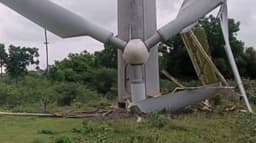 சூரைக்காற்றில் காற்றாலை முறிந்து தென்னை மரத்தில் விழுந்து விபத்து..