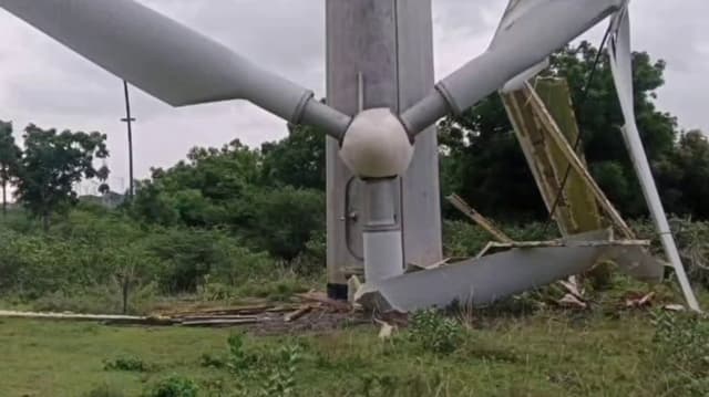 சூரைக்காற்றில் காற்றாலை முறிந்து தென்னை மரத்தில் விழுந்து விபத்து..