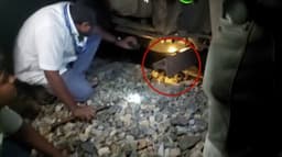 சேலம் அருகே தண்டவாளத்தில் கிடந்த இரும்பு கம்பியால் ரயில் எஞ்சின் பழுதனாதல் 3 மணி நேரம் தவித்த பயணிகள்