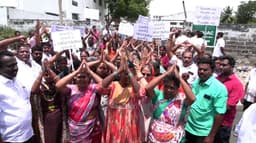 புதிதாக திறக்கப்பட்ட டாஸ்மாக் கடை.. கையெடுத்து கும்பிட்டு பொதுமக்கள் கோரிக்கை..!